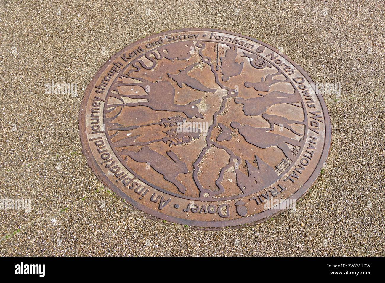 Distintivo sul marciapiede che mostra il North Downs Way National Trail, dover, Kent, Inghilterra, Gran Bretagna Foto Stock