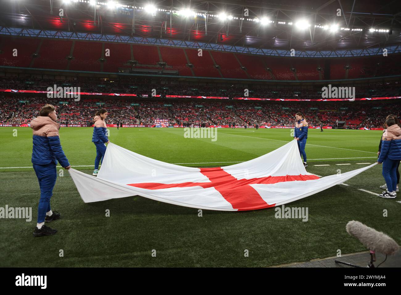 St George's flag Inghilterra contro Svezia, qualificazione agli europei di calcio femminile Wembley Stadium, Londra, 5 aprile 2024 Foto Stock