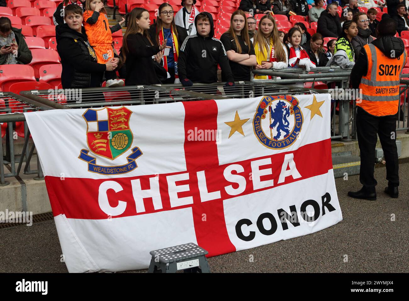 Wealdstone FC Chelsea FC England flag Conor England contro Svezia qualificazione agli europei di calcio femminile Wembley Stadium, Londra, 5 aprile 2024 Foto Stock