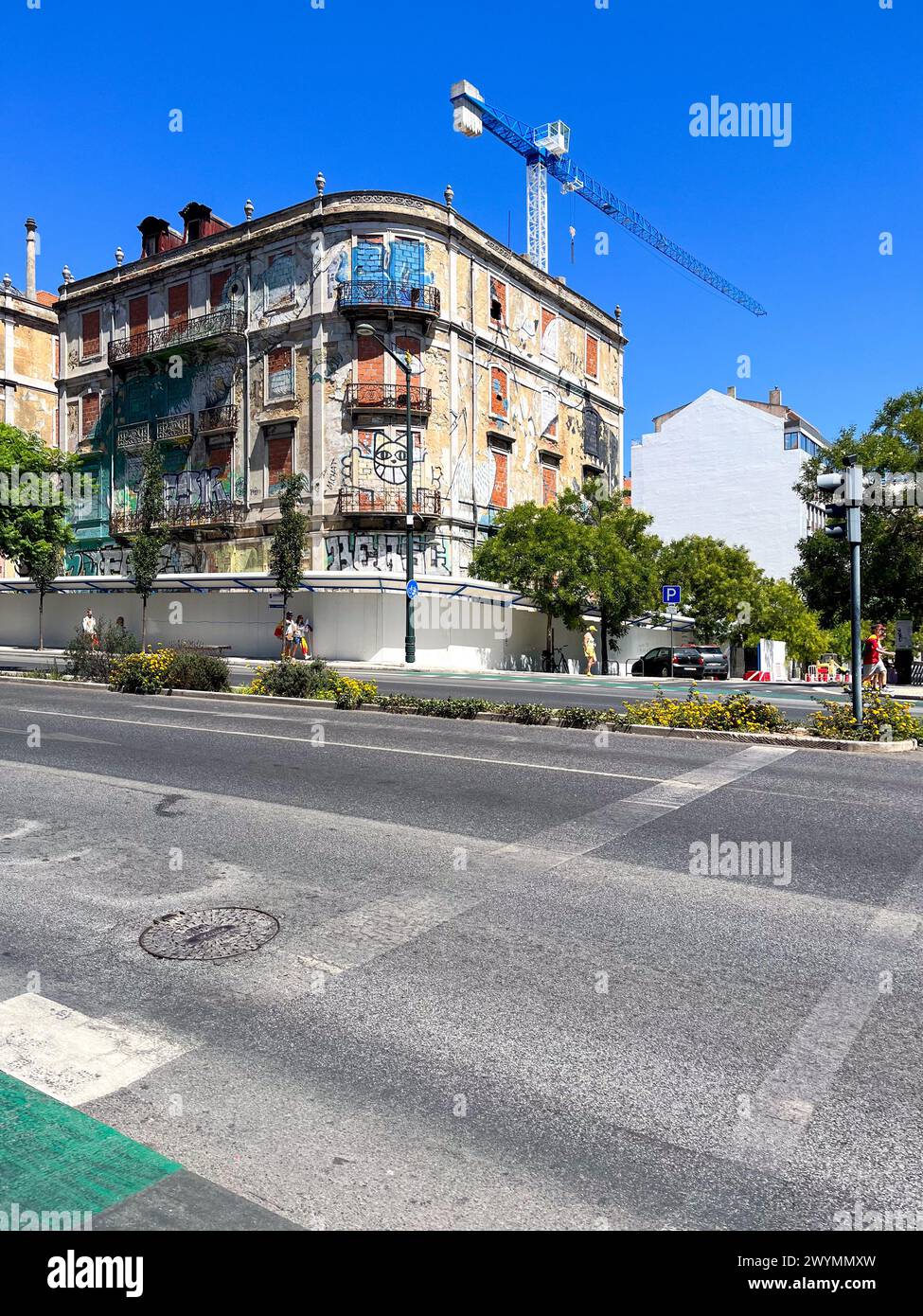 Lisbona, Portogallo, estate, steets, edifici colorati, edificio della Fondazione, Cascais, palazzo da pena, museo MAAT Foto Stock