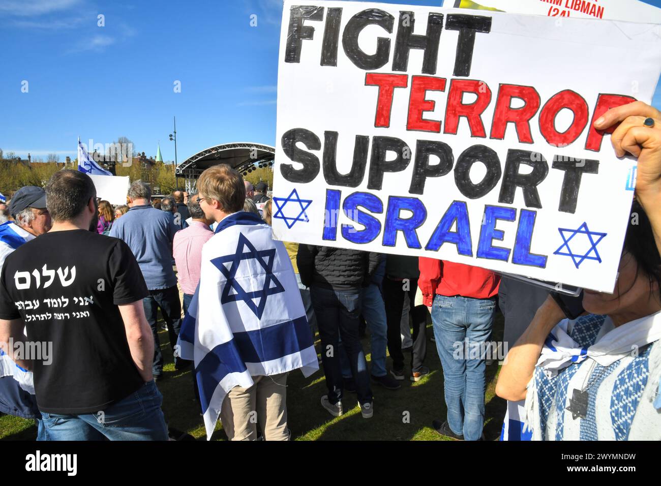 Amsterdam,Paesi Bassi,7 aprile,2024.alcune migliaia di persone si sono riunite al Museumplein, chiedendo di liberare gli ostaggi tenuti a Gaza.Credit:Pmvfoto/Alamy Live News Foto Stock