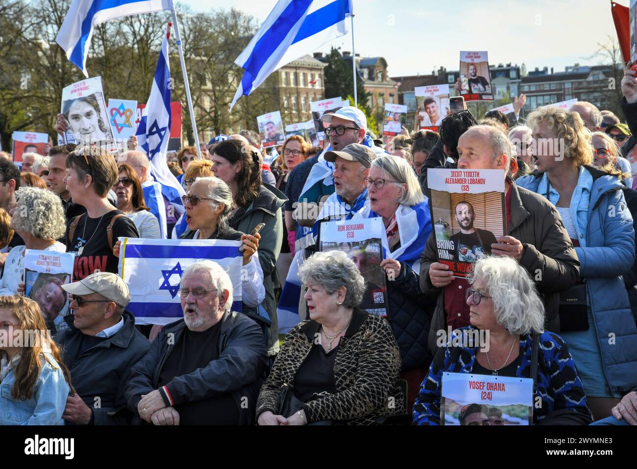 Amsterdam,Paesi Bassi,7 aprile,2024.alcune migliaia di persone si sono riunite al Museumplein, chiedendo di liberare gli ostaggi tenuti a Gaza.Credit:Pmvfoto/Alamy Live News Foto Stock