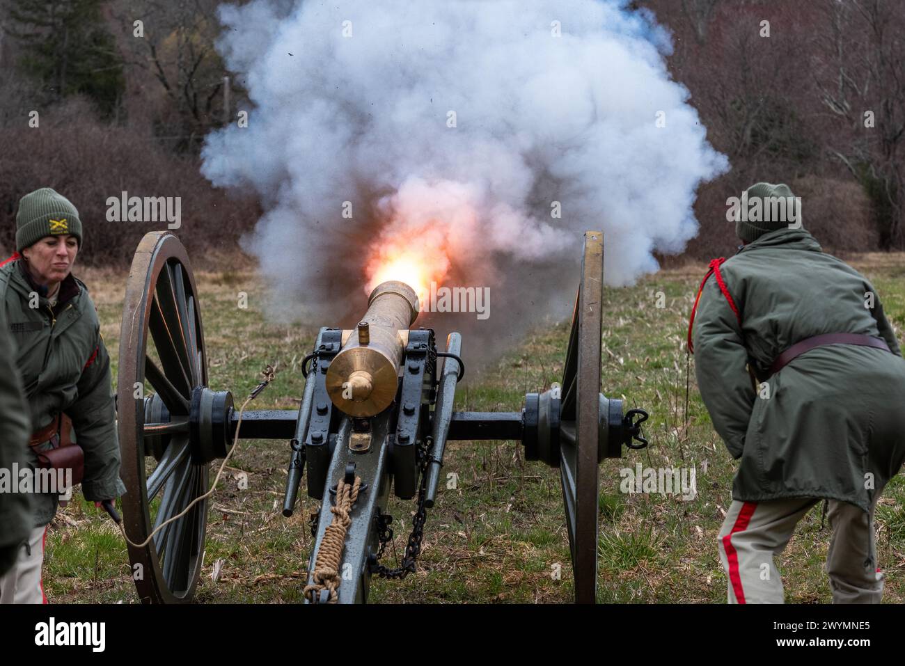 Batteria indipendente Concord che spara il cannone all'allenamento Meriam's Corner. Un evento annuale a Concord al Meriam's Corner, per commemorare l'atto Foto Stock