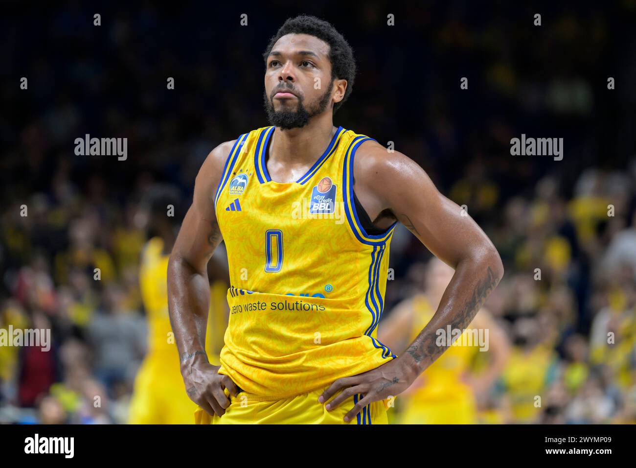 Sterling Brown (Alba Berlin, 0),durante il giorno della partita, Alba Berlin vs Alba Berlin vs MHP Riesen Ludwigsburg, BBL, Basketball, Uber Arena, 07.04. 2024, credito: HMB Media/Uwe Koch/Alamy Live News Foto Stock