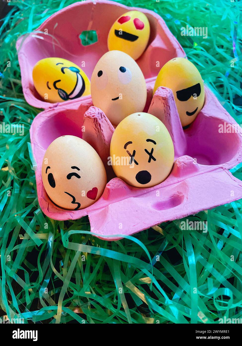 Cestino di uovo di Pasqua decorato a mano Emojis, 2024, Stati Uniti Foto Stock