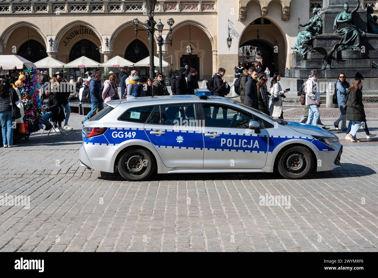 Cracovia, piccola Polonia, 19 marzo 2024 - l'auto della polizia della guardia cittadina parcheggiata nella piazza della città vecchia Foto Stock