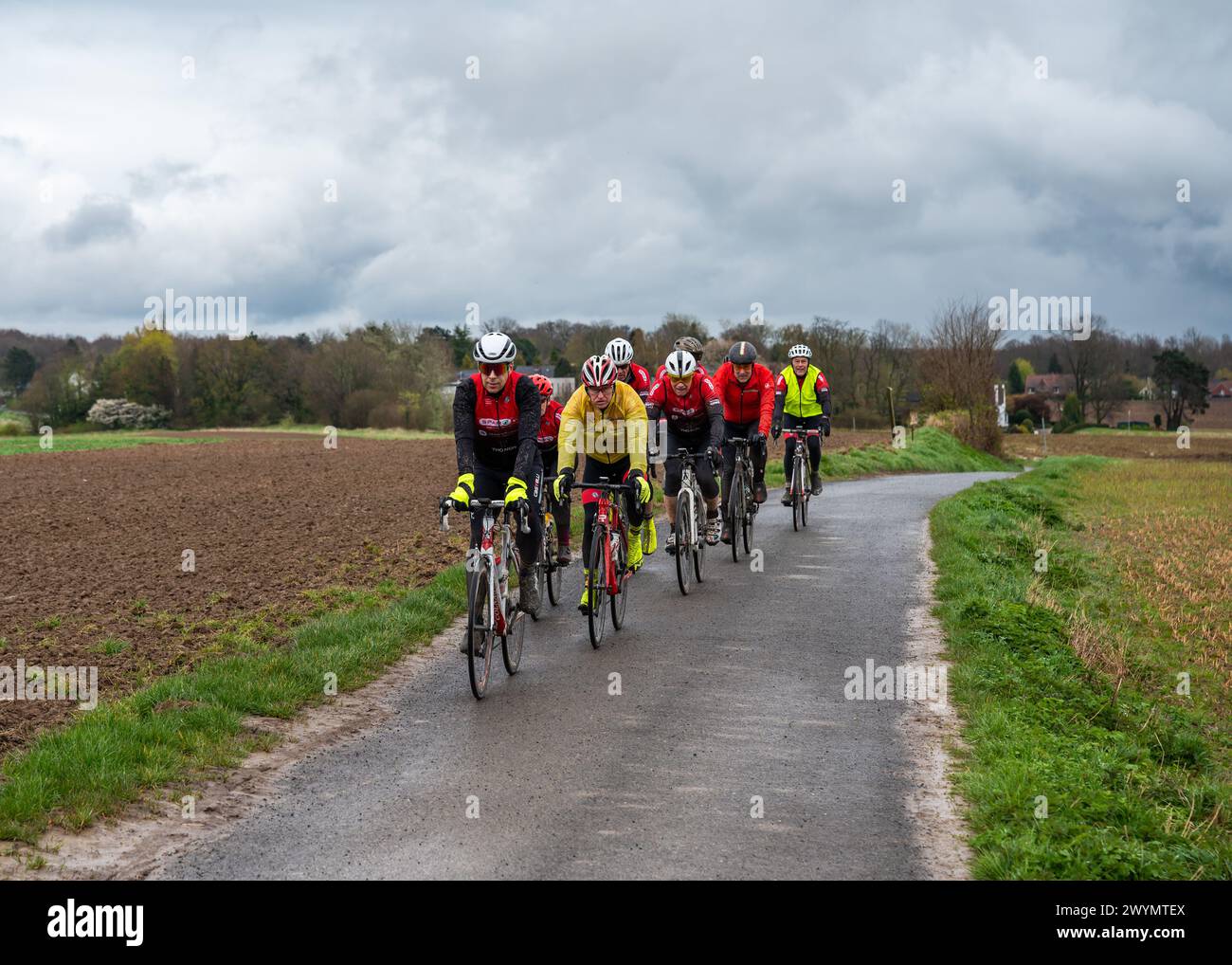 Flemish Brabant, Belgio, 30 marzo 2024 - i ciclisti dilettanti si allenano nei campi Foto Stock