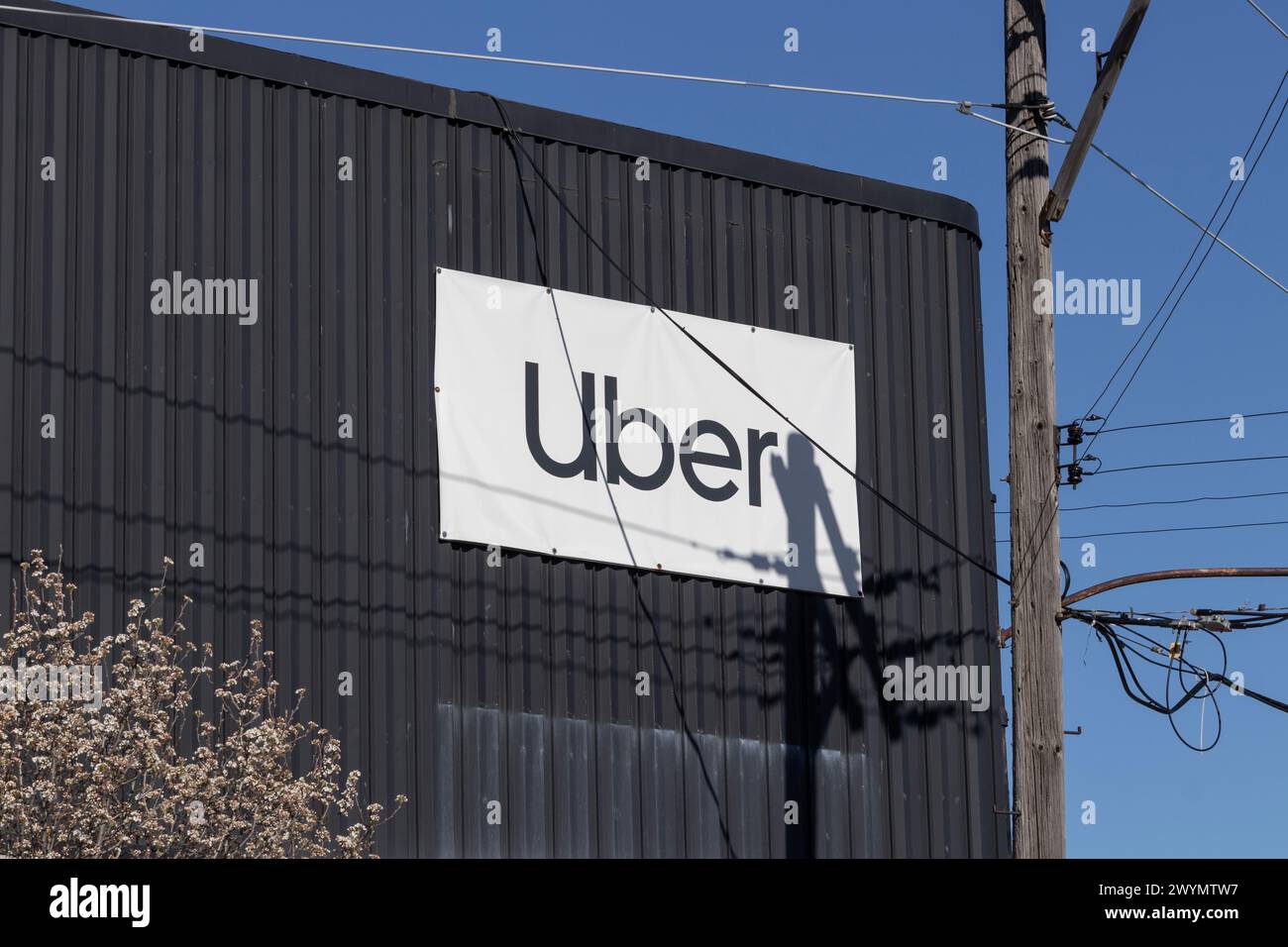 Chicago - 6 aprile 2024: Uber Greenlight Hub. I driver Uber possono ottenere assistenza di persona presso un hub Greenlight. Foto Stock