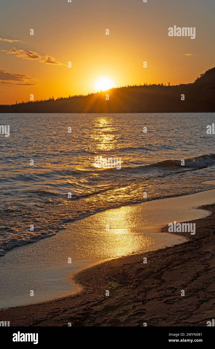 Golden Waves e Golden Sun su una spiaggia dei grandi Laghi nel Neyes Provincial Park in Ontario Foto Stock