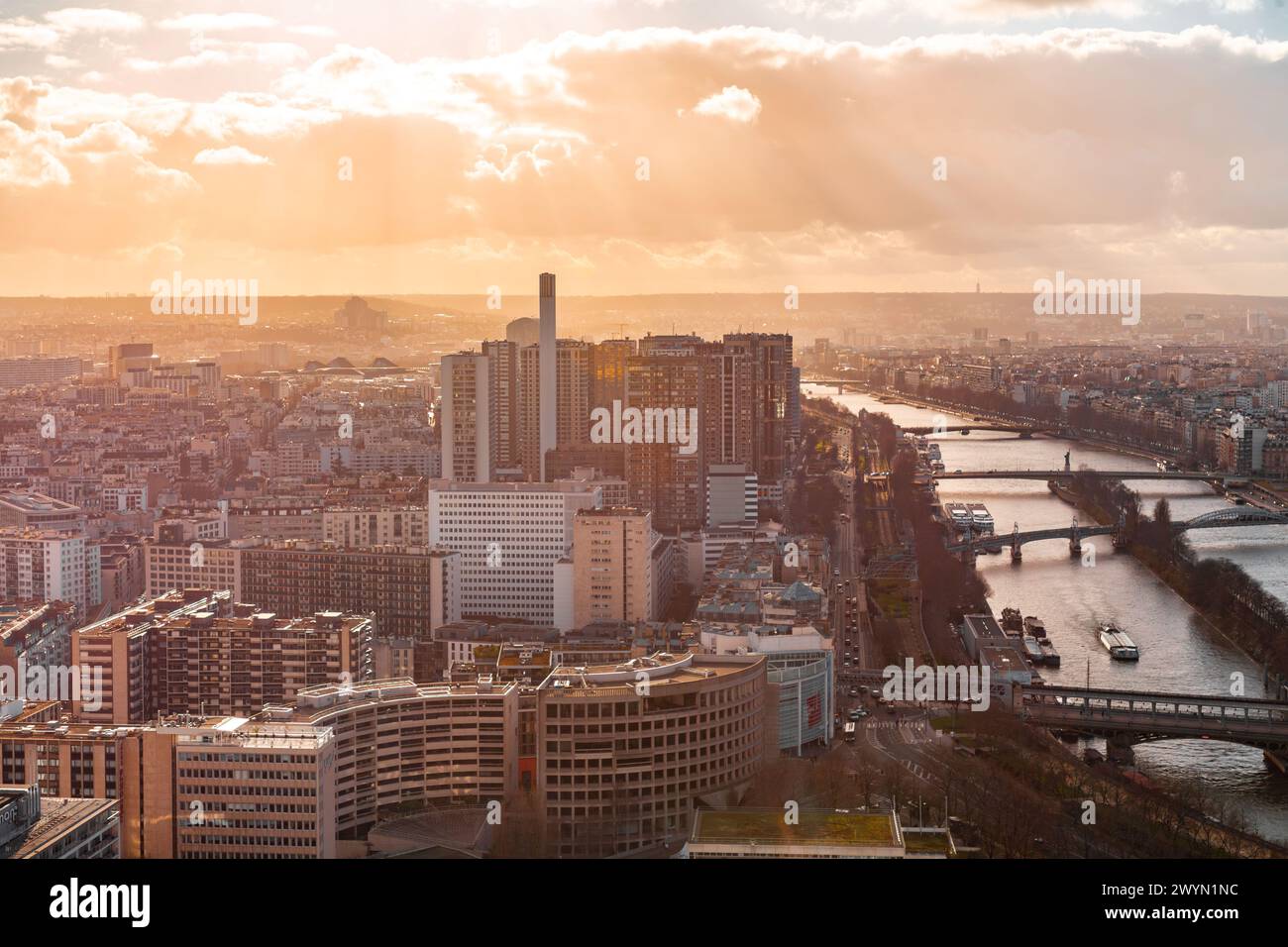 Parigi, Francia - Gennaio 20 2022: Veduta aerea di Parigi, la capitale francese dalla cima della Torre Eiffel. Foto Stock