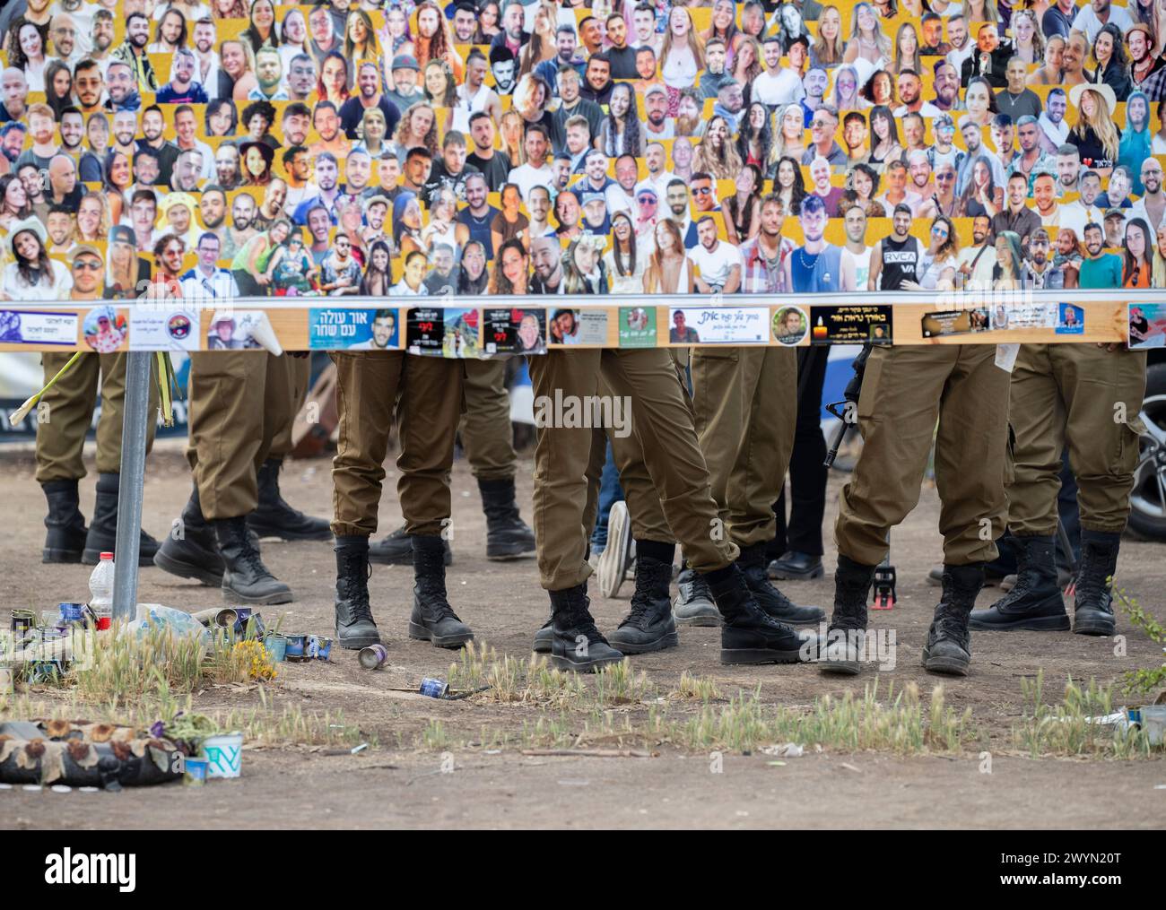 Soldato israeliano ha visto sotto alcune delle 325 foto di israeliani uccisi da Hamas durante il massacro del 7 ottobre 2023 al partito di danza e musica Nova a Re'im, nel sud di Israele, in occasione dei sei mesi dell'attacco di Hamas del 7 ottobre 2024. Circa 325 israeliani e stranieri sono stati assassinati dai terroristi di Hamas che hanno attraversato il confine e attaccato decine di comunità lungo il confine il 7 ottobre. Foto di Jim Hollander/UPI credito: UPI/Alamy Live News Foto Stock