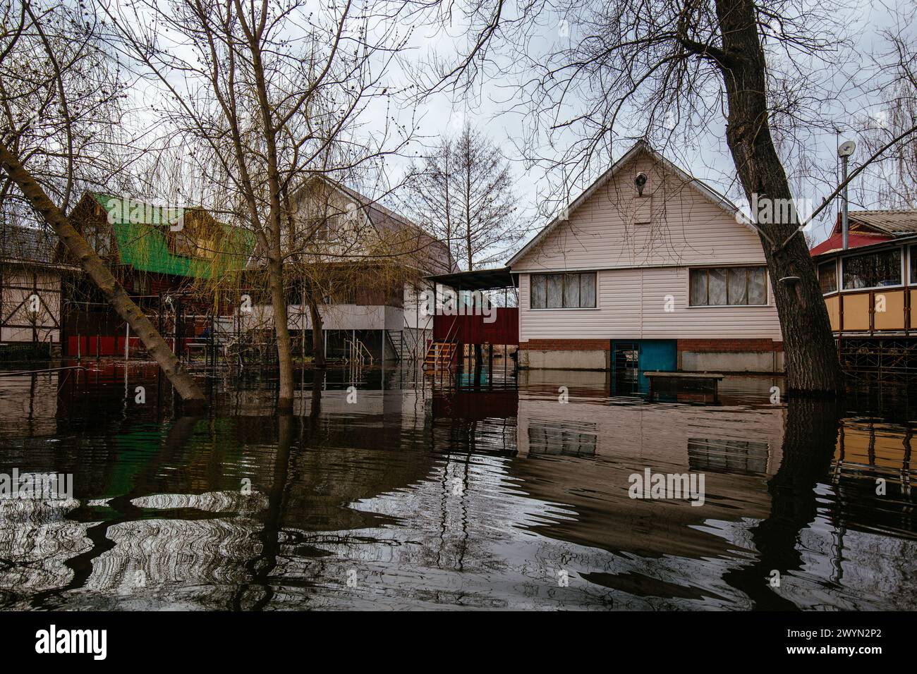 Case rurali allagate. Concetto di disastro. Foto Stock