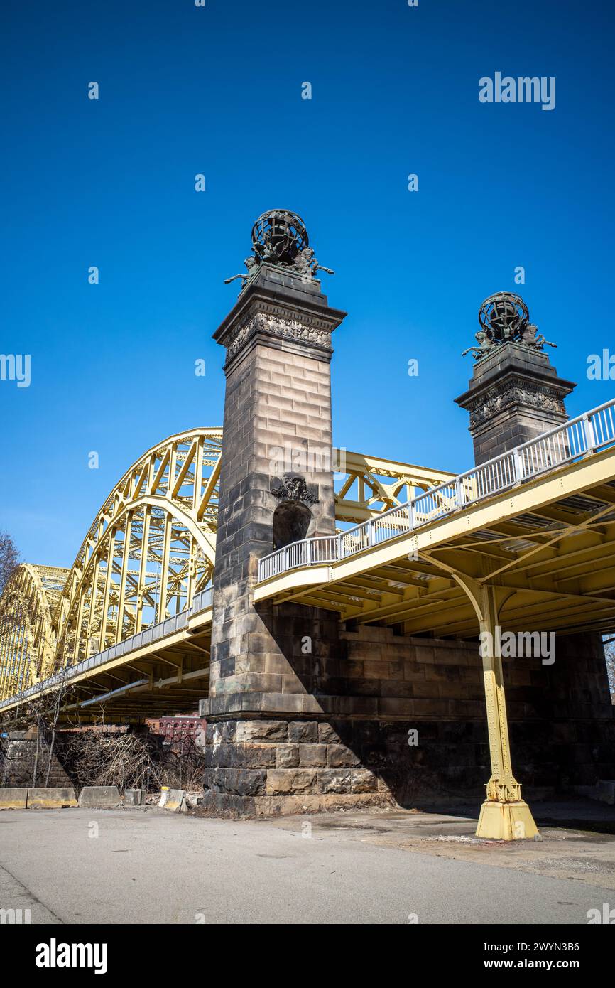 Svettante acciaio del Sixteenth Street Bridge, Pittsburgh, Strip District, incorniciato da un cielo azzurro. Foto Stock