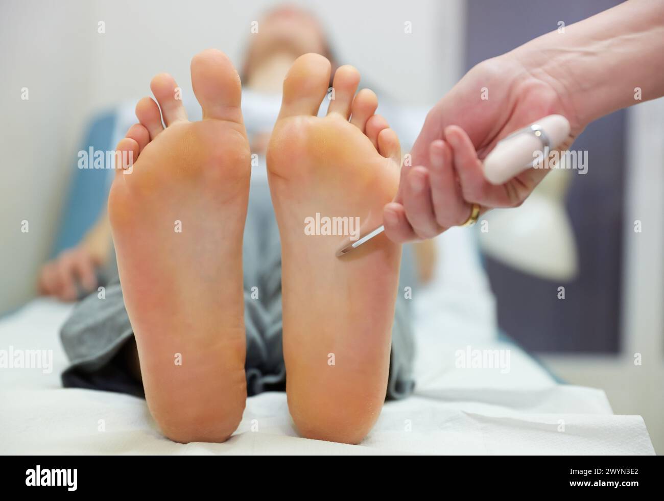 Medico che controlla il riflesso plantare di Babinski, centro medico di fisioterapia, Donostia, San Sebastian, Gipuzkoa, paesi Baschi, Spagna. Foto Stock