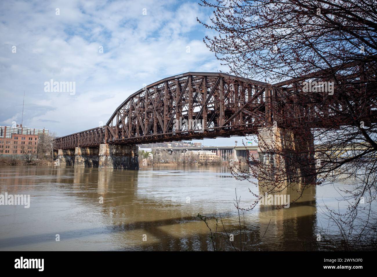 Il gigante dell'acciaio di Pittsburgh: Il ponte ferroviario Fort Wayne, simbolo dell'industria di Pittsburgh, sul fiume Allegheny. Foto Stock