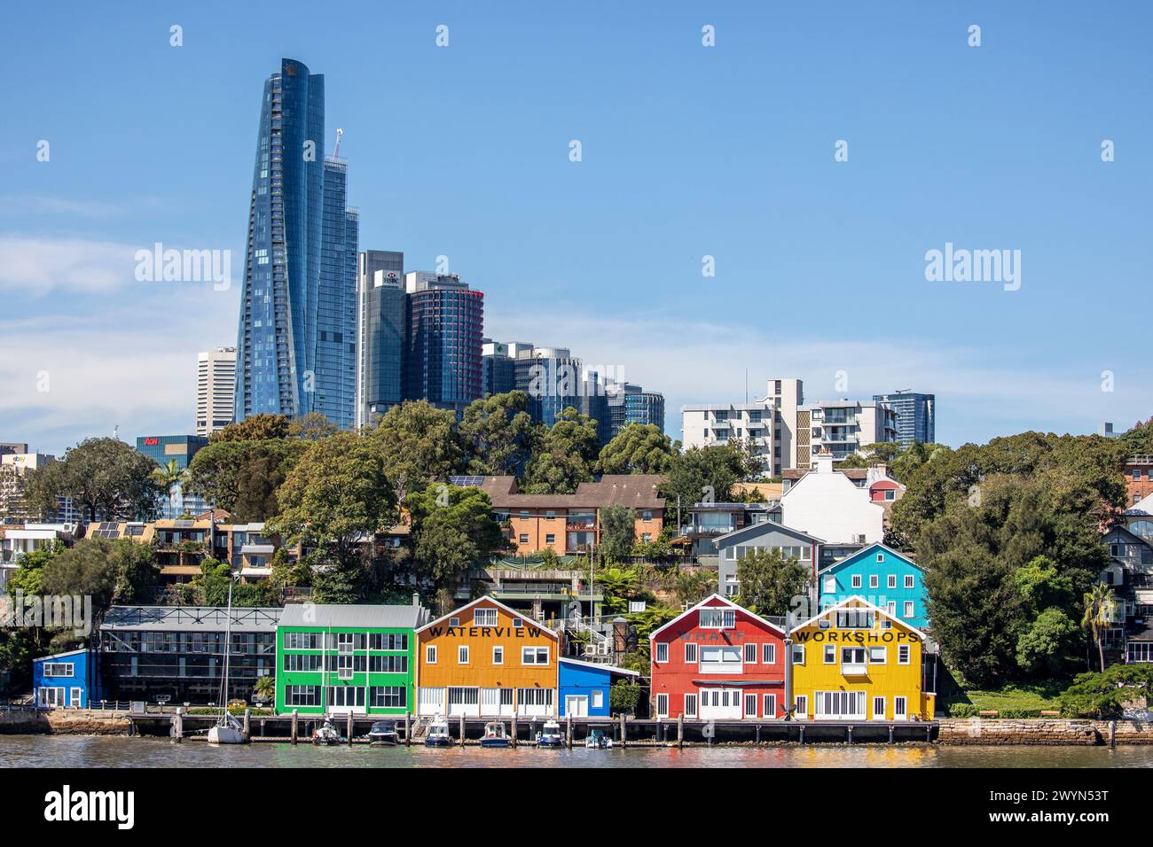 Edifici di botteghe di Waterview dai colori vivaci sulla Penisola di Balmain con il centro di Sydney alle spalle, il grattacielo Crown Casino e Barangaroo Foto Stock