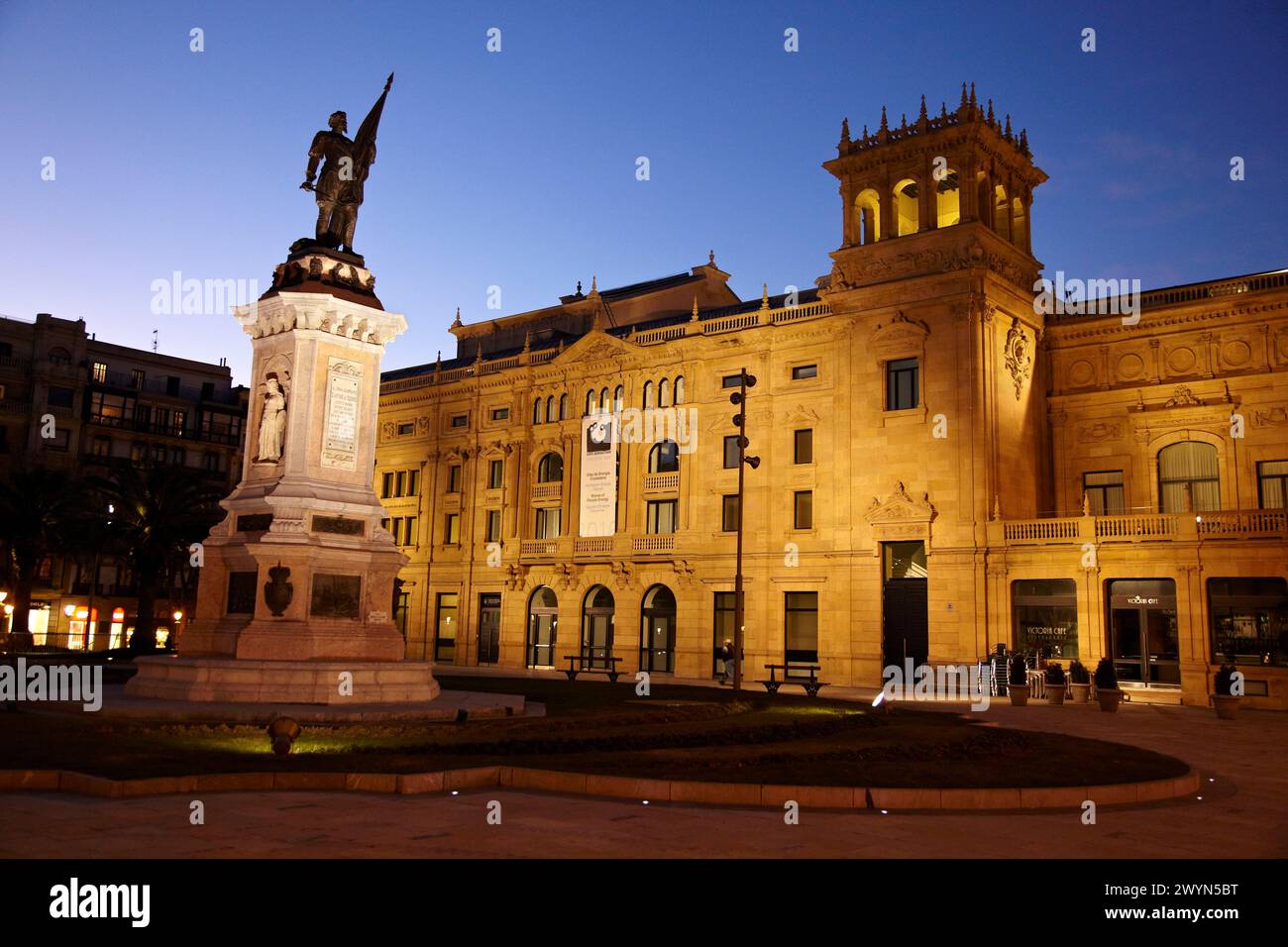 Teatro Victoria Eugenia e monumento a Oquendo, Donostia, San Sebastián, Gipuzkoa, Euskadi, Spagna. Foto Stock