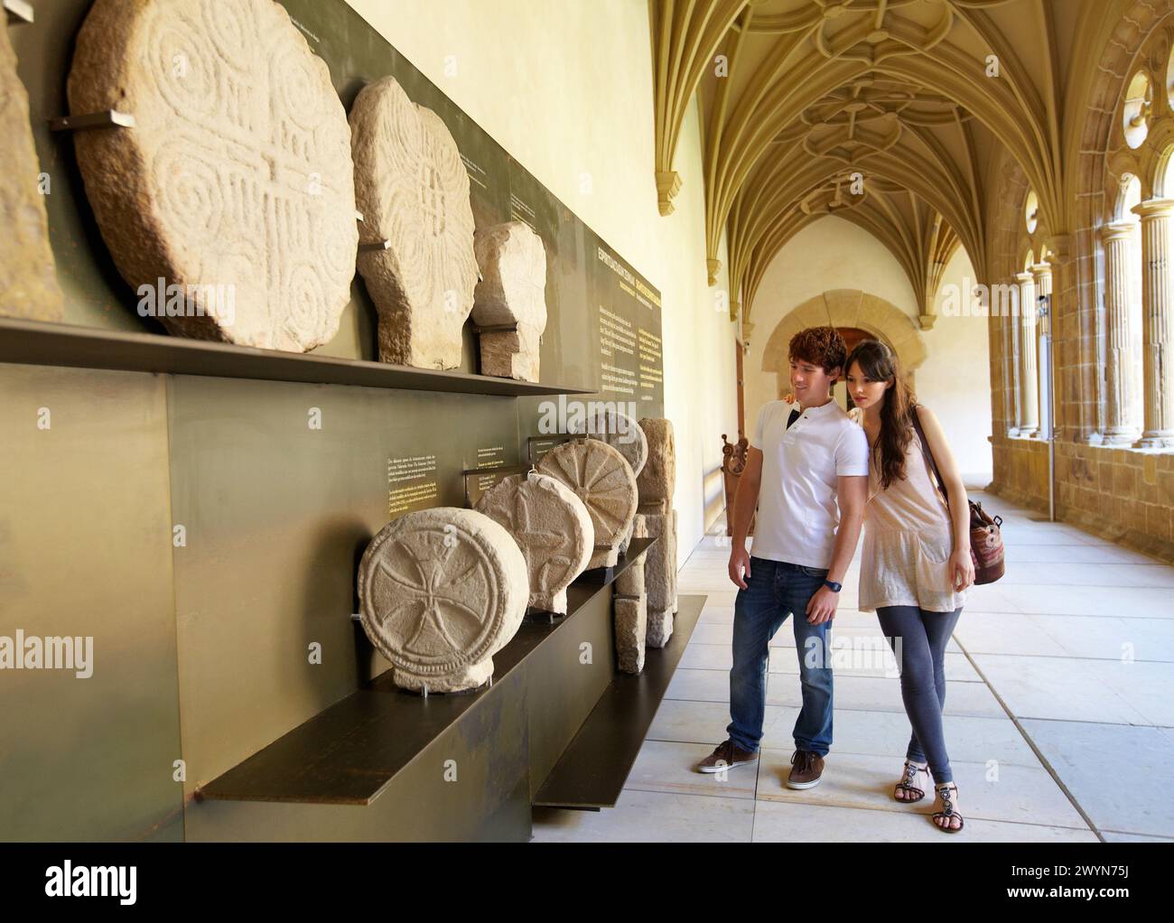 Stele funerarie nel chiostro tle dell'ex convento domenicano (XVI secolo), Museo San Telmo, San Sebastian, Gipuzkoa, Paesi Baschi, Spagna. Foto Stock