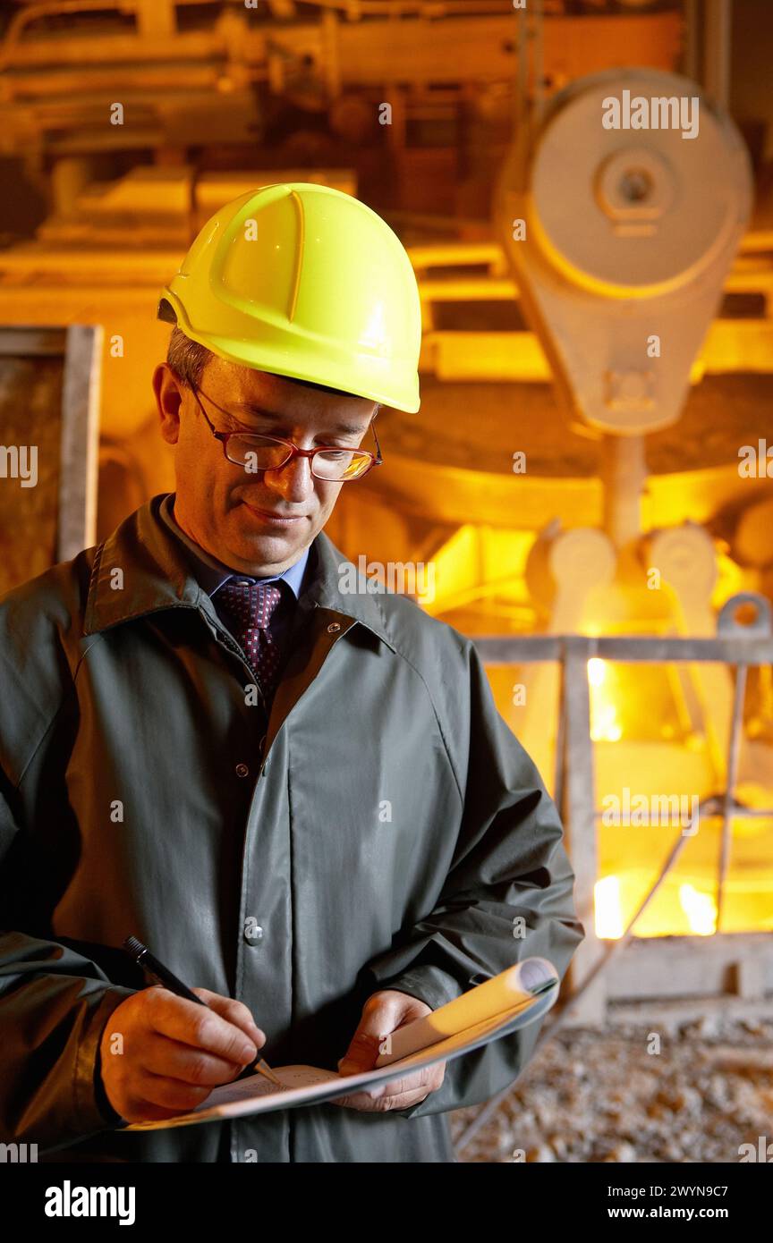 Tecnico e forni nella fonderia e nell'industria siderurgica. Biscaglia, Euskadi, Spagna. Foto Stock