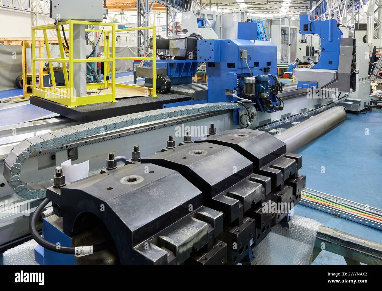 Centro di lavoro, CNC, tornio orizzontale e fresatura. Progettazione, produzione e installazione di macchine utensili, industria metallurgica, officina meccanica,. Foto Stock