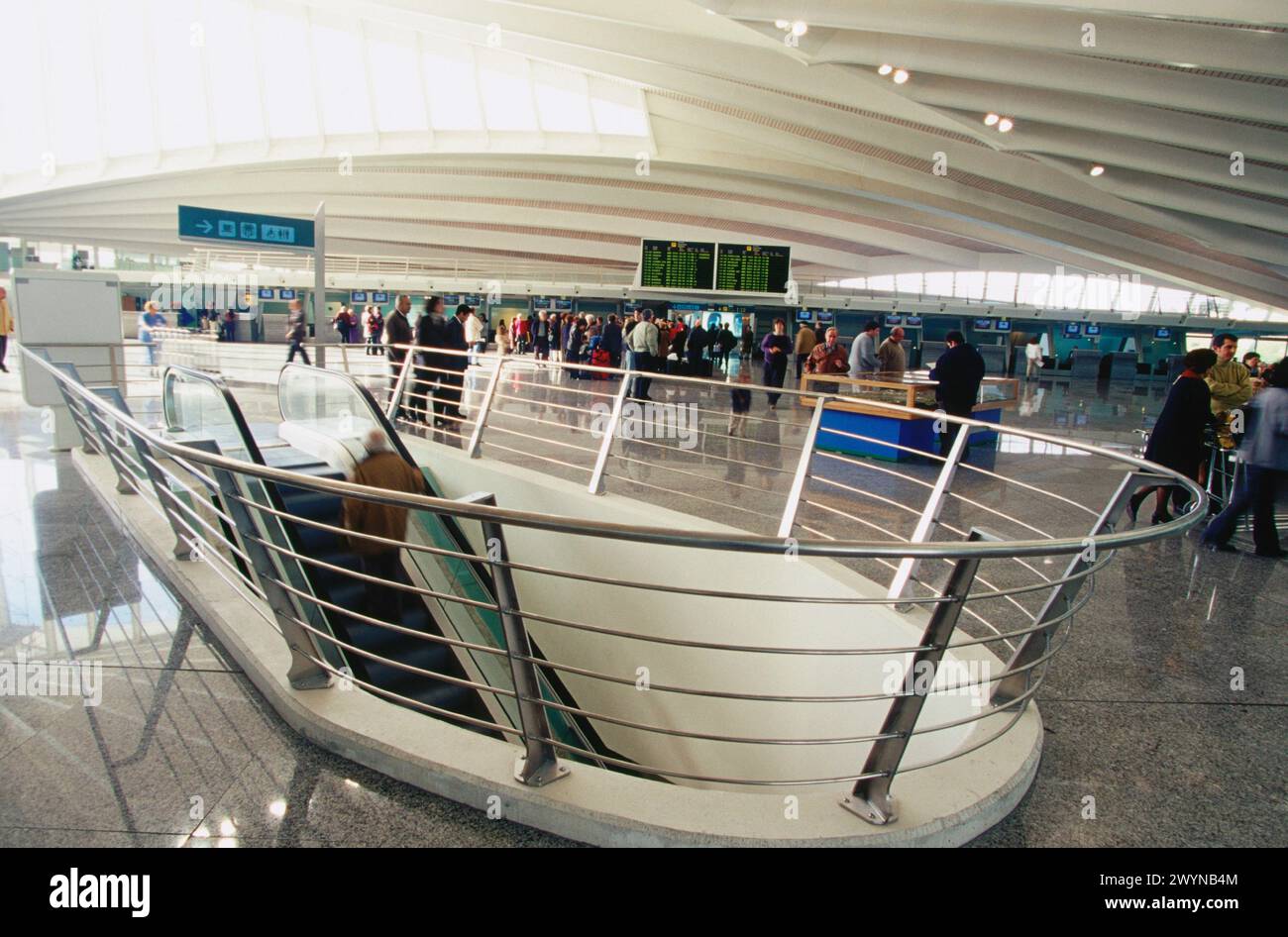 Hall e scale mobili. Aeroporto di Bilbao (architetto: S. Calatrava). Biscaglia. Spagna. Foto Stock