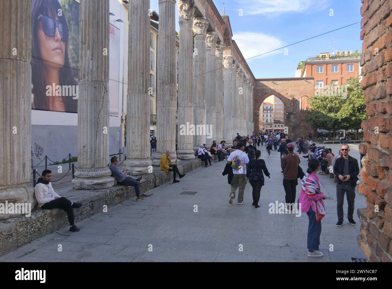 Milano, . 8 aprile 2024. Primavera con temperature superiori alla media stagionale, molte persone affollano la Darsena e le strade principali della città. Credito: Agenzia fotografica indipendente/Alamy Live News Foto Stock