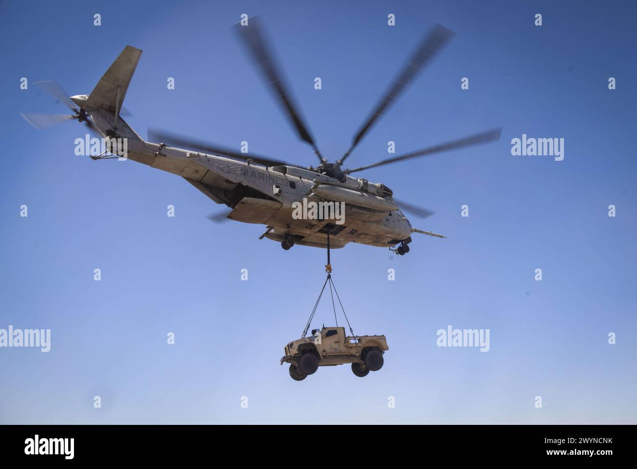 Un elicottero US Marine Corps CH-53E Super Stallion, assegnato al Marine Aviation Weapons and Tactics Squadron One, solleva un Joint Light Tactical Vehicle durante un esercizio di sollevamento esterno come parte del Weapons and Tactics Instructor Course 2-24, presso Auxiliary Airfield II, vicino a Yuma, Arizona, 29 marzo 2024. WTI è un corso avanzato di livello laureato che fornisce un addestramento tattico avanzato per migliorare e utilizzare armi e tattiche di aviazione avanzate. (Foto del corpo dei Marines degli Stati Uniti di Gabriela Garcia-Gregorio) Foto Stock