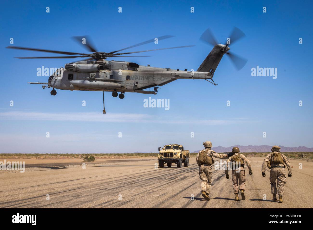 Un CH-53E Super Stallion del corpo dei Marines degli Stati Uniti, assegnato al Marine Aviation Weapons and Tactics Squadron One, sgancia da un Joint Light Tactical Vehicle durante un esercizio di sollevamento esterno come parte del Weapons and Tactics Instructor Course 2-24, presso l'Auxiliary Airfield II, vicino a Yuma, Arizona, 29 marzo 2024. WTI è un corso avanzato di livello laureato che fornisce un addestramento tattico avanzato per migliorare e utilizzare armi e tattiche di aviazione avanzate. (Foto del corpo dei Marines degli Stati Uniti di Gabriela Garcia-Gregorio) Foto Stock
