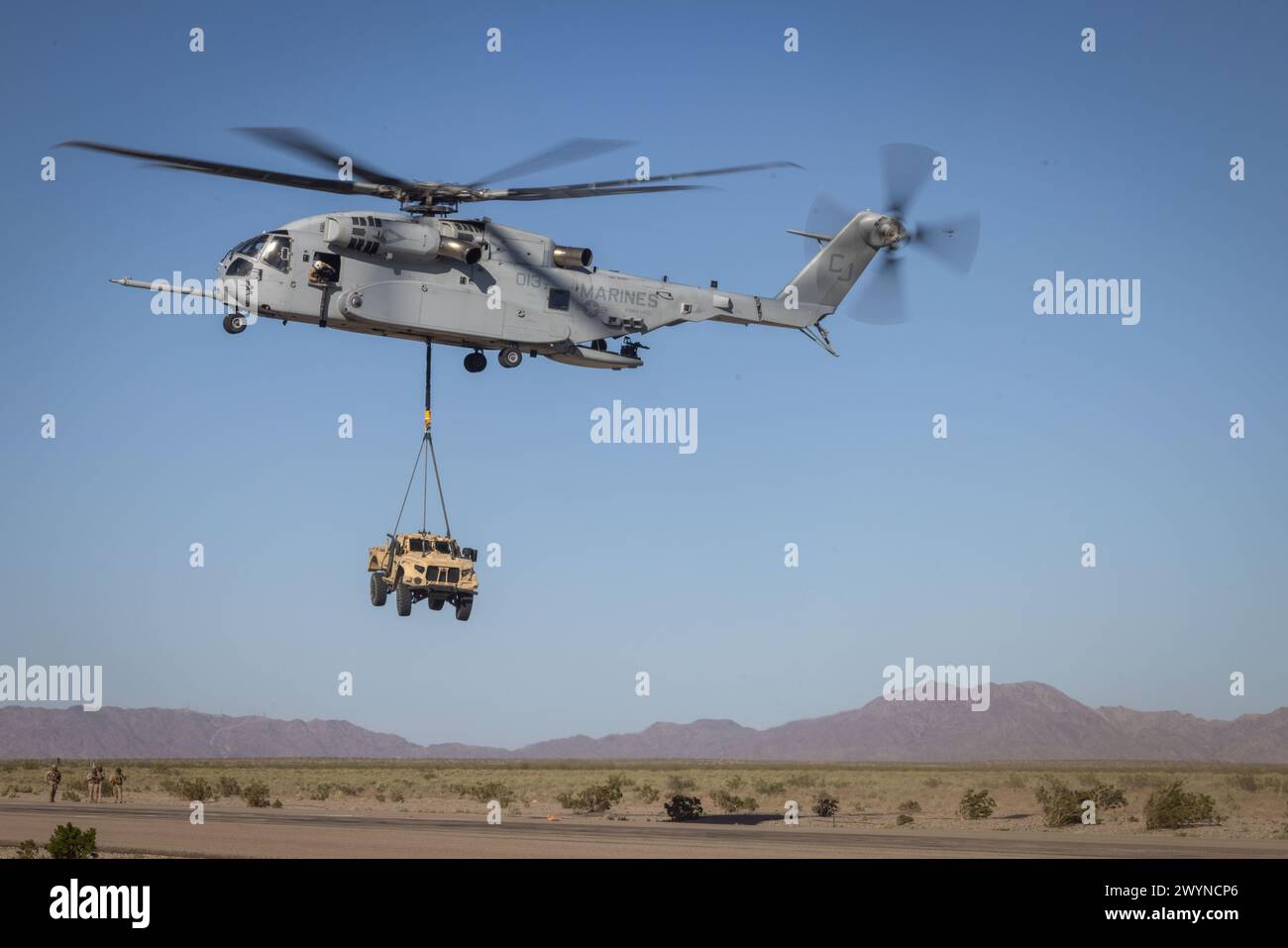 Un elicottero CH-53K King Stallion del corpo dei Marines degli Stati Uniti, assegnato al Marine Aviation Weapons and Tactics Squadron One, esegue un sollevamento esterno di un Joint Light Tactical Vehicle durante un esercizio di sollevamento esterno durante il corso Weapons and Tactics Instructor 2-24, presso l'Auxiliary Airfield Two, vicino a Yuma, Arizona, 29 marzo 2024. WTI è un corso avanzato di livello laureato che fornisce un addestramento tattico avanzato per migliorare e utilizzare armi e tattiche di aviazione avanzate. (Foto del corpo dei Marines degli Stati Uniti di Gabriela Garcia-Gregorio) Foto Stock