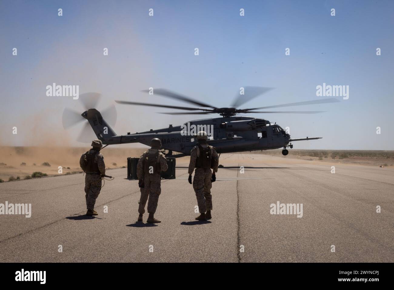 I Marines statunitensi, assegnati al Marine Aviation Weapons and Tactics Squadron One, si affacciano su un elicottero CH-53E Super Stallion durante un esercizio di sollevamento esterno come parte del Weapons and Tactics Instructor Course 2-24, presso l'Auxiliary Airfield II, vicino a Yuma, Arizona, 29 marzo 2024. WTI è un corso avanzato di livello laureato che fornisce un addestramento tattico avanzato per migliorare e utilizzare armi e tattiche di aviazione avanzate. (Foto del corpo dei Marines degli Stati Uniti di Gabriela Garcia-Gregorio) Foto Stock