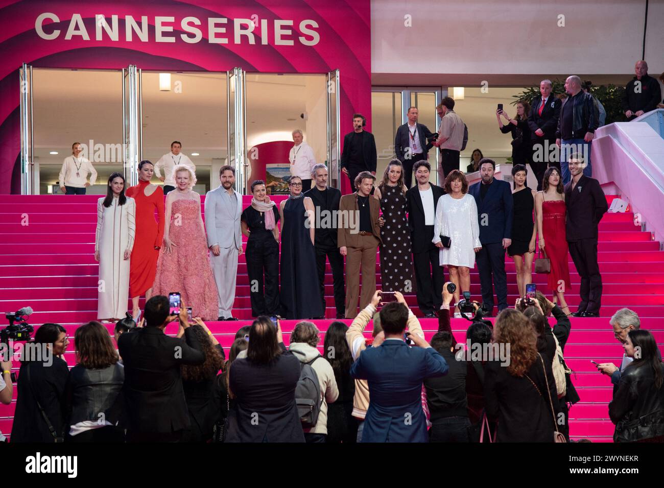 Cannes, Francia. 7 aprile 2024. Sara Serraiocco, Giorgia Sinicorni, Isaure Pisani-Ferry, Sunnyi Melles, Jeanne Damas, Jerome Salle, Daniel Bruhl, Isabelle Degeorges, Arnaud Valois, Alex Lutz, Raphaelle Bacque e Kevin Deysson partecipano al 7° CannesSeries International Festival di Cannes, Francia, il 7 aprile 2024. Foto di Aurore Marechal/ABACAPRESS.COM credito: Abaca Press/Alamy Live News Foto Stock