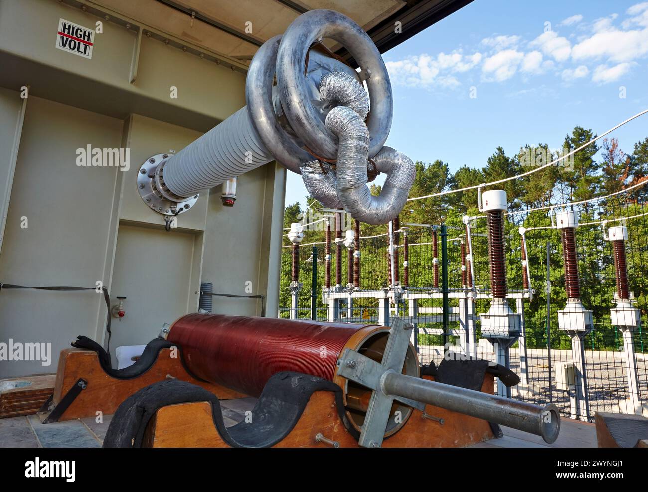 Collaudo in loco, test diagnostici e di manutenzione su cavi ad alta tensione sotterranei e sistemi GIS basati sul sistema di risonanza a frequenza variabile WRV 80/260 e sui sistemi di misurazione a scarica parziale in loco. Test di laboratorio mobile. Sottostazione elettrica. Servizi tecnologici energetici. Tecnalia ricerca e innovazione. Parco scientifico e tecnologico di Bizkaia. Zamudio. Bizkaia. Paesi Baschi. Spagna. Foto Stock