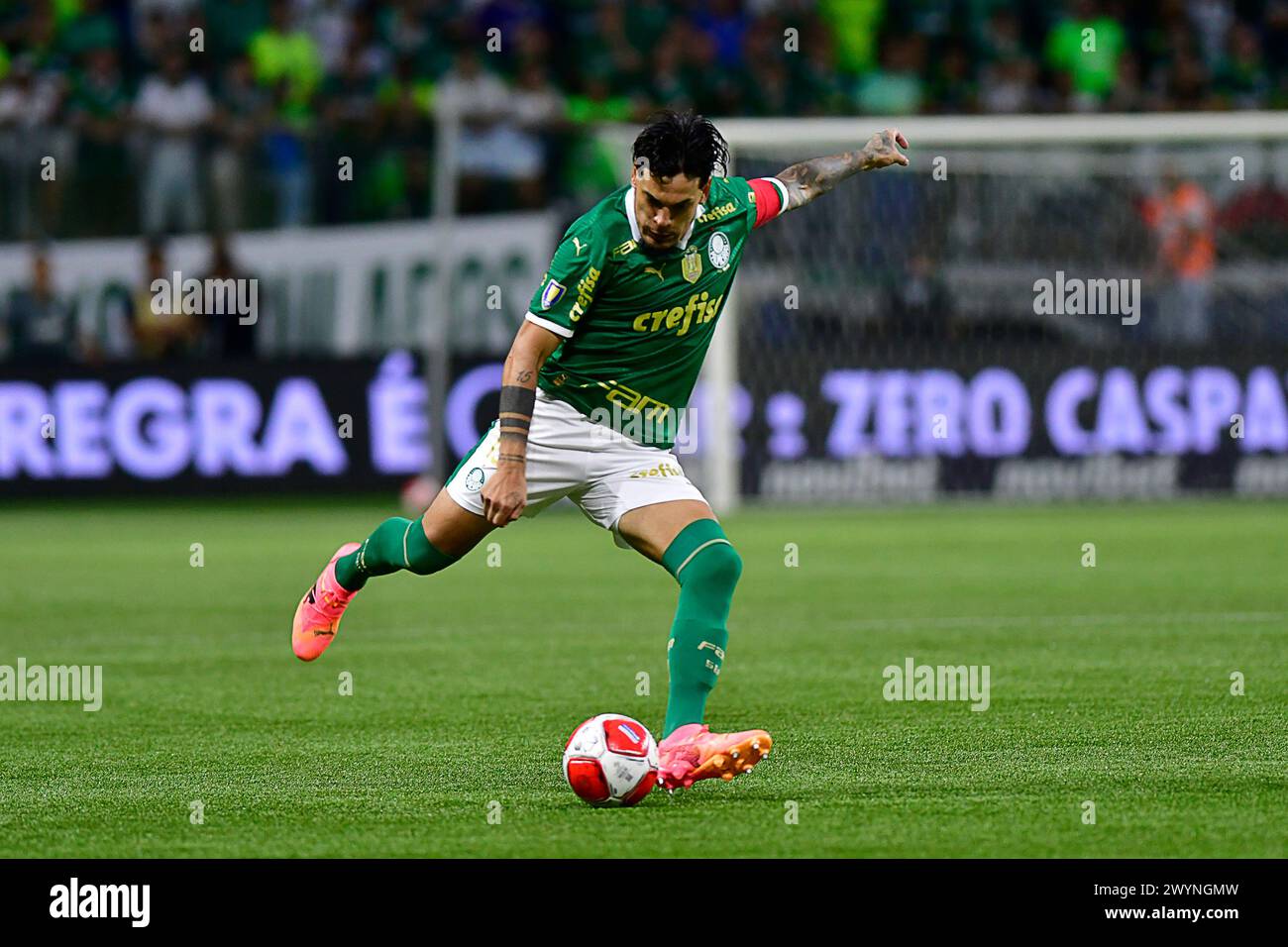 São Paulo (SP), 07/04/2024 - Futebol/PALMEIRAS-SANTOS - Gustavo Gomez dal Palmeiras - partita tra Palmeiras x Santos, valida per la finale del Campionato Paulista, tenutasi presso l'Allianz Parque Arena, zona ovest di São Paolo, la notte di questa domenica 07. (Foto: Eduardo Carmim/Alamy Live News) Foto Stock