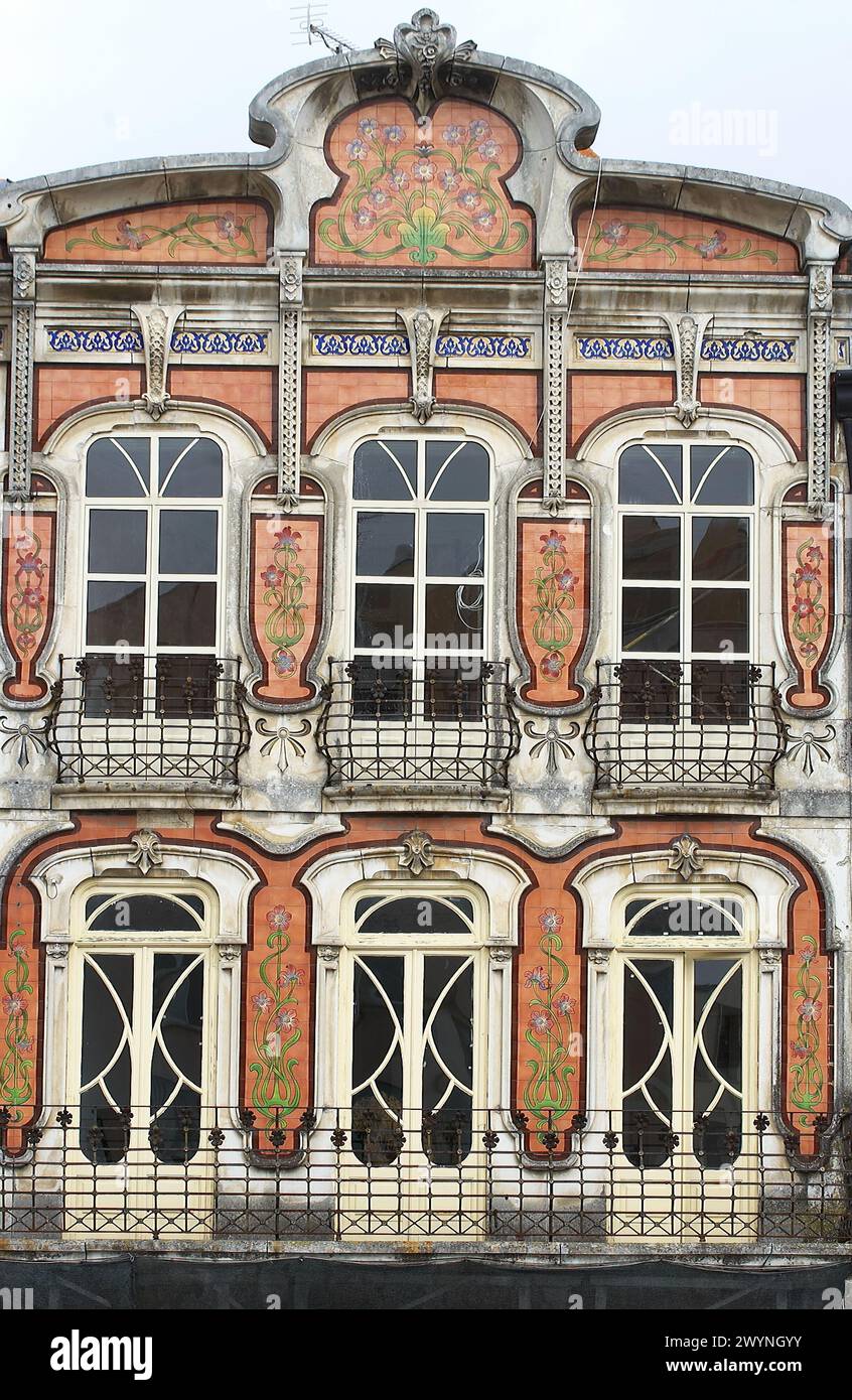 Facciata piastrellata in ceramica in Piazza Humberto Delgado, Aveiro. Beira Litoral, Portogallo. Foto Stock