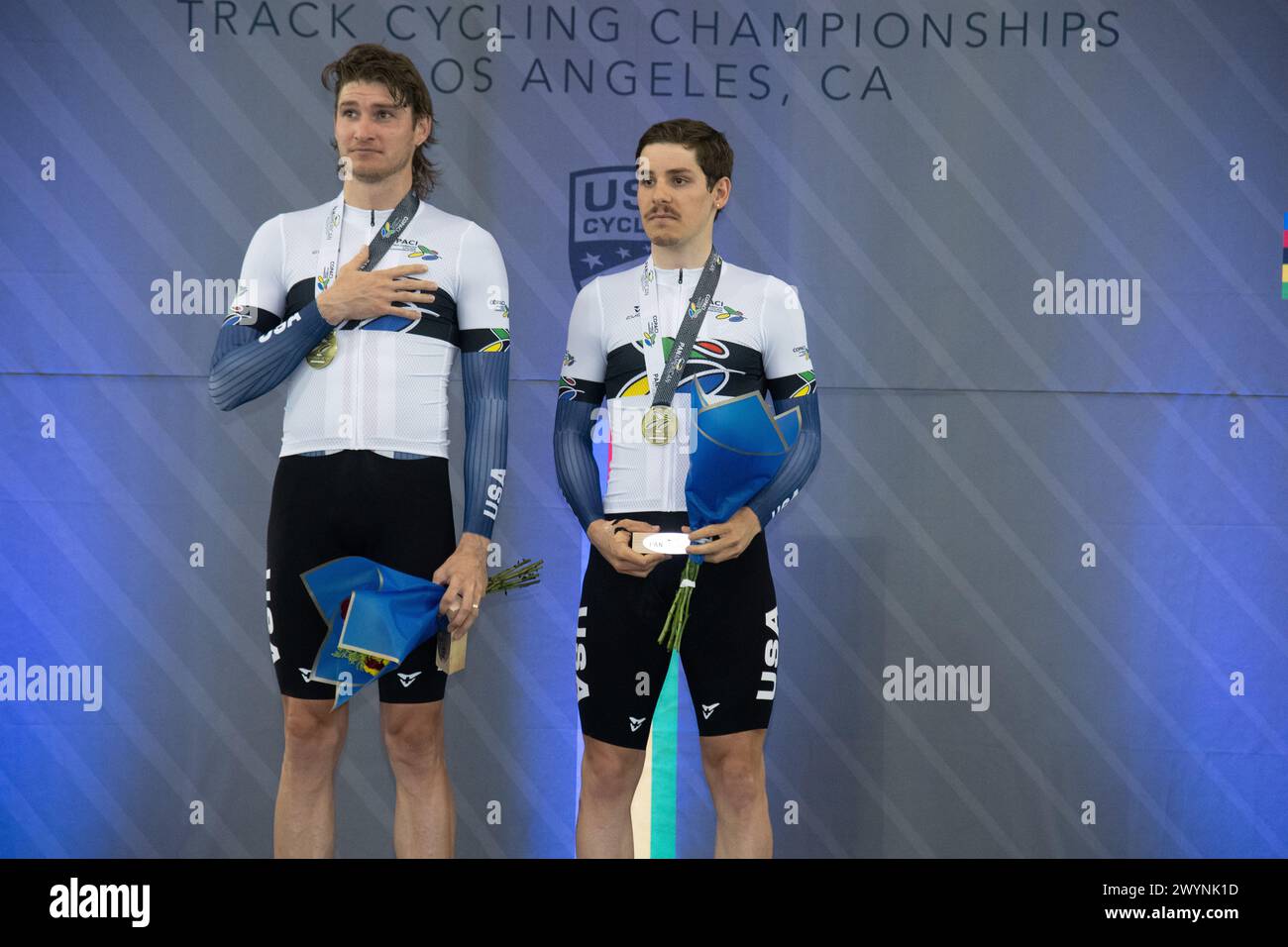 Los Angeles, California, Stati Uniti. 7 aprile 2024. La squadra maschile di madison degli Stati Uniti, Grant Koontz(L) e Peter Moore sul podio con le loro medaglie d'oro e le maglie dei vincitori. Crediti: Casey B. Gibson/Alamy Live News Foto Stock