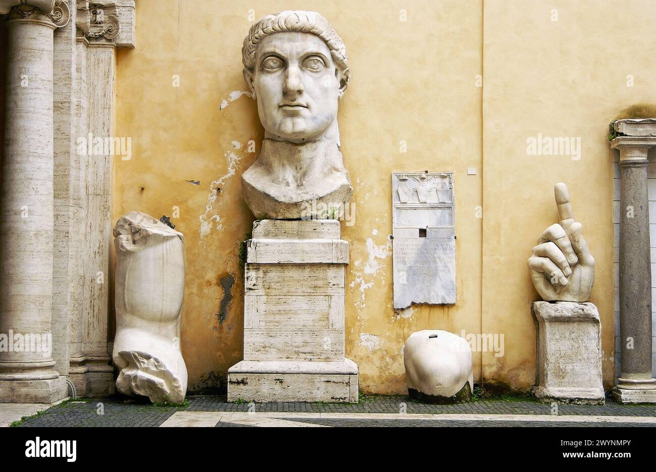 Resti della statua dell'imperatore Costantino II nel cortile del Palazzo dei Conservatori, Museo Capitolino. Roma. Italia. Foto Stock