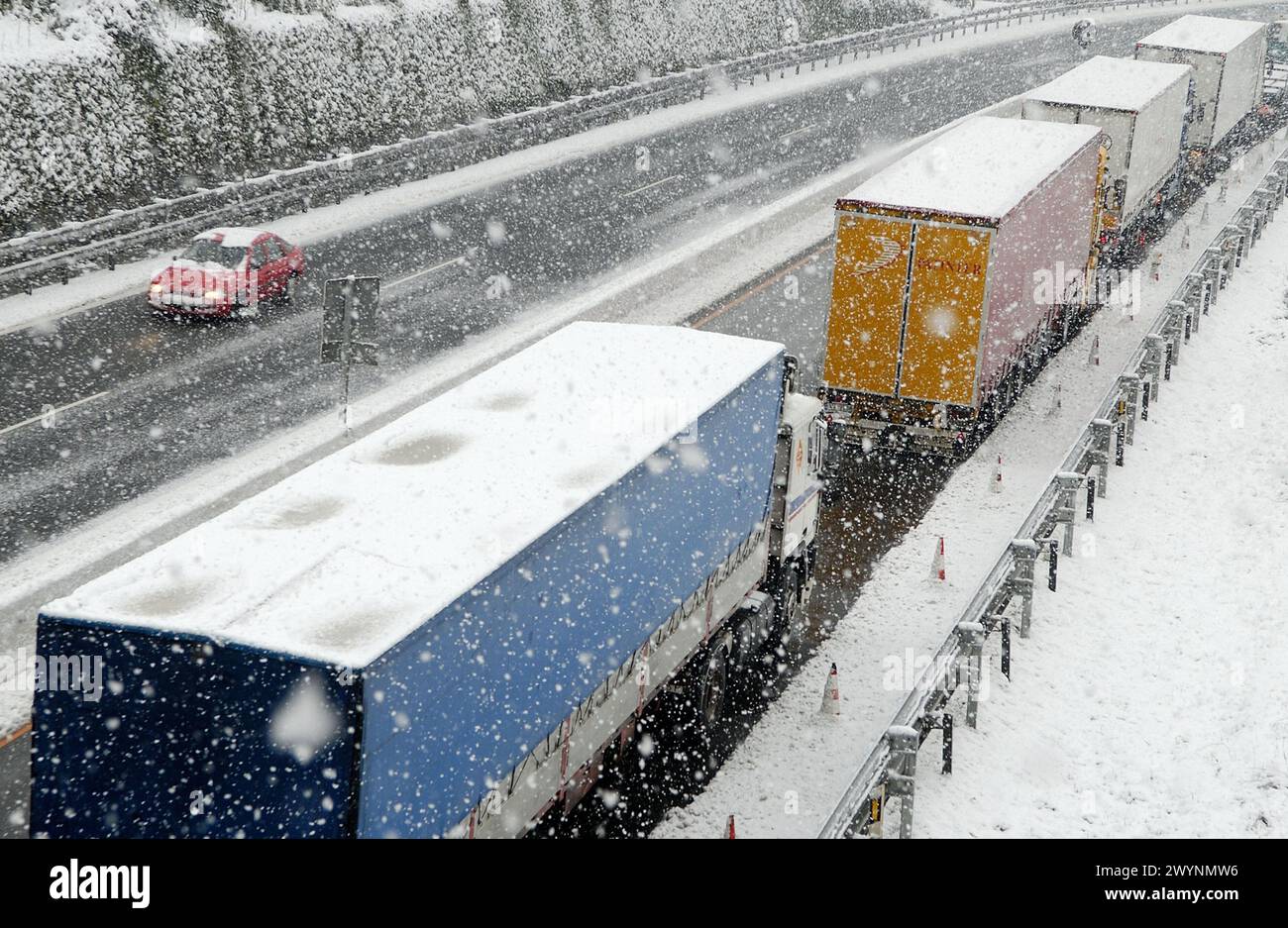 Camion nella neve. Autostrada N1. Ordizia, Gipuzkoa, Euskadi. Foto Stock