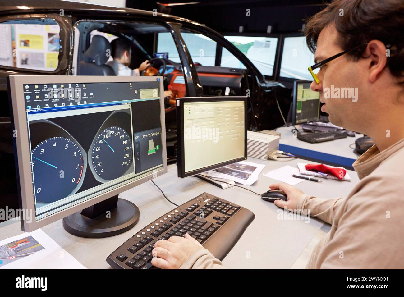 Test simulatore di guida validazione di sistemi di guida ecocompatibili, sistemi di platooning, treni stradali, comportamento del conducente a diversi tipi di situazioni acustiche, visive o vibrotattili industria e trasporti Tecnalia ricerca & innovazione, Centro tecnologico e di ricerca, Zamudio Technological Park, Derio, Bizkaia, Paesi Baschi, Spagna. Foto Stock