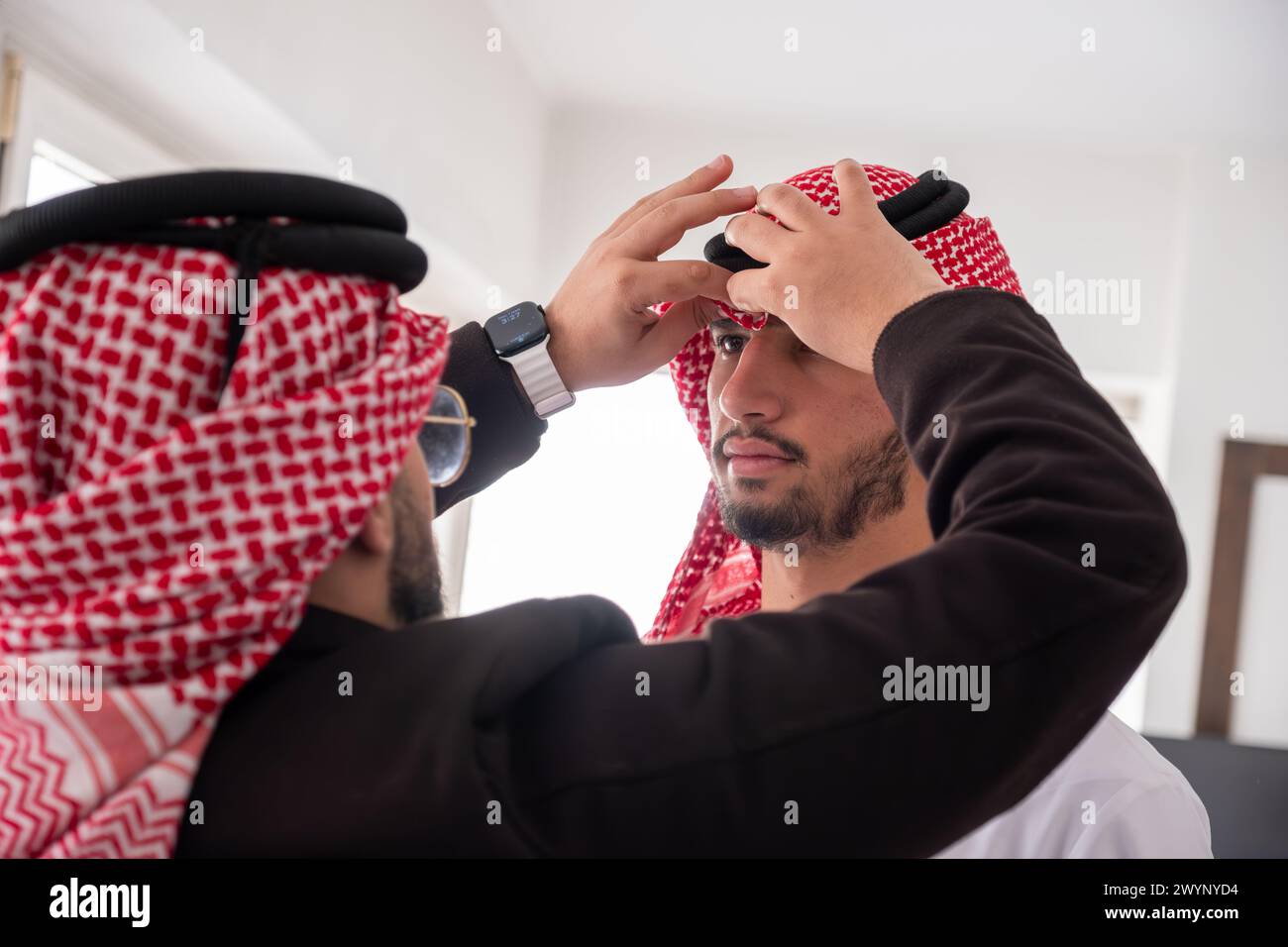 gli arabi si sostengono a vicenda anche nelle vesti Foto Stock