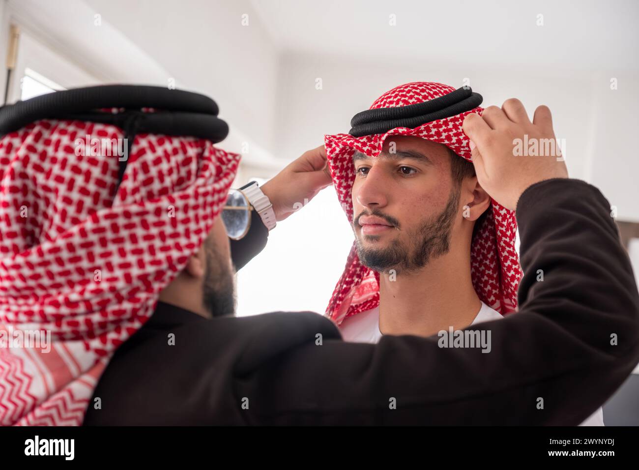 gli arabi si sostengono a vicenda anche nelle vesti Foto Stock