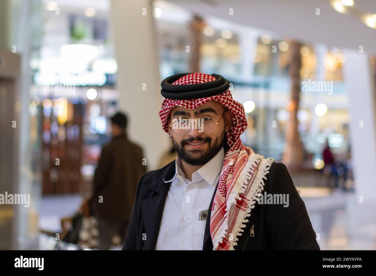 uomo arabo nel centro commerciale Foto Stock