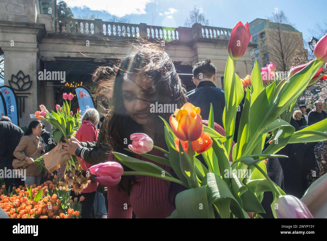 7 aprile 2024, New York City, New York, Stati Uniti: Le persone partecipano all'evento Tulip Day New York City a Union Square Park, dove è stato permesso ai partecipanti di eash. Prendere dieci tulipani gratuitamente. (Credit Image: © Billy Tompkins/ZUMA Press Wire) SOLO PER USO EDITORIALE! Non per USO commerciale! Foto Stock