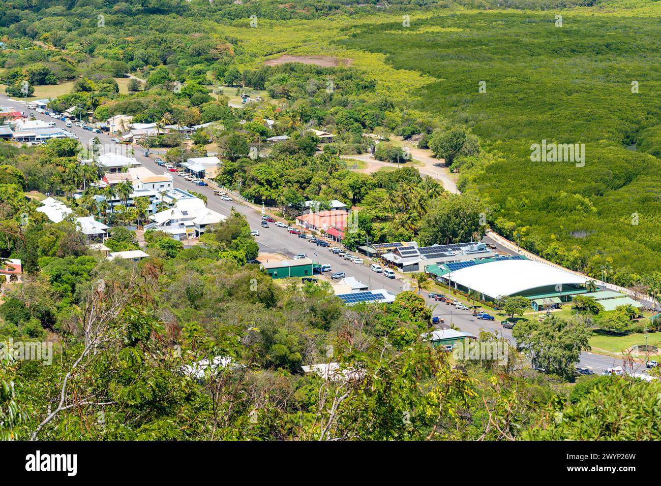 Guardando in basso da Grassy Hill durante il giorno sulla strada principale e la cittadina circostante di Cooktown nel lontano North Queensland, Australia Foto Stock