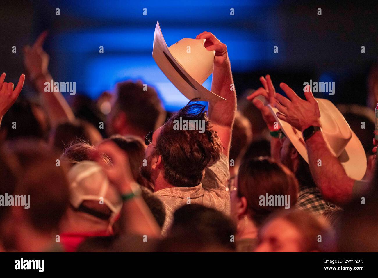 Austin, Tx, Stati Uniti. 5 aprile 2024. I fan del Texas tifanno il tifo per la cantante country pop statunitense Jordan Davis (non mostrata in figura) che si esibisce in una registrazione di CMT Country Crossroads con la band NEEDTOBREATHE di fronte alla University of Texas Tower il 5 aprile 2024. (Credit Image: © Bob Daemmrich/ZUMA Press Wire) SOLO PER USO EDITORIALE! Non per USO commerciale! Foto Stock