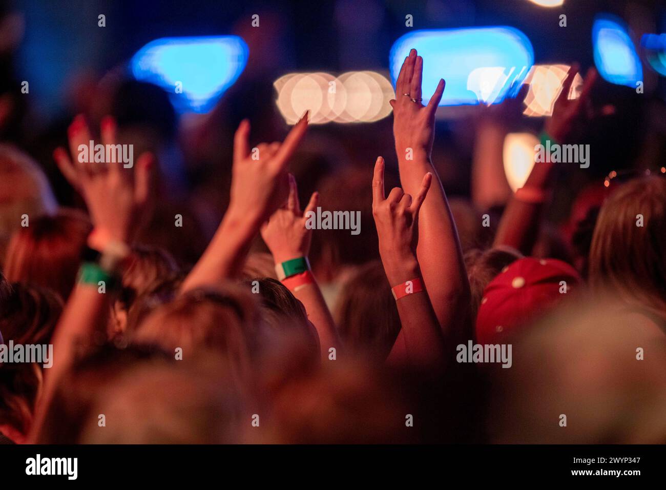 I fan, alcuni dei quali mostrano il cartello "Hook 'Em Horns", esultano durante l'esibizione della band country rock NEEDTOBREATHE in una registrazione di CMT Country Crossroads nel campus dell'Università del Texas ad Austin il 5 aprile 2024. L'insegna Hook'Em è molto apprezzata dagli appassionati di sport della University of Texas. Crediti: Bob Daemmrich/Alamy Live News Foto Stock