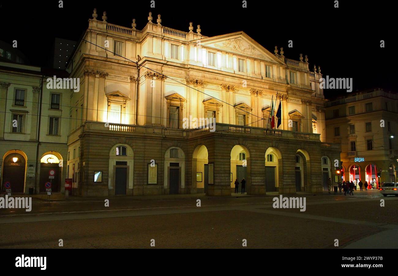 Teatro alla Scala, alias la Scala, facciata principale, illuminata di notte, Milano, Italia Foto Stock