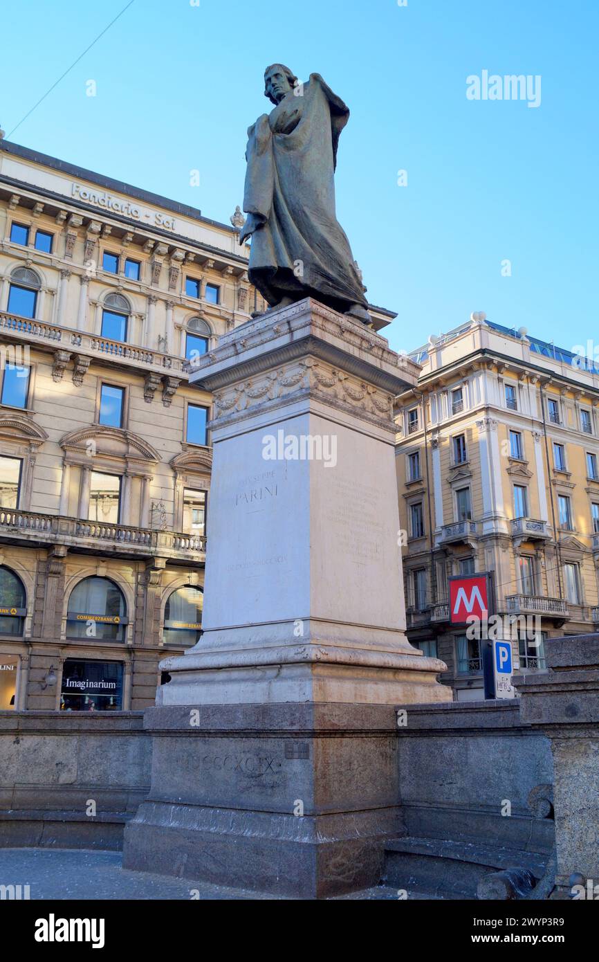 Monumento a Giuseppe Parini, poeta classico italiano del XVIII secolo, scultura di Luigi secchi, inaugurata nel 1899, in Piazza Cordusio, Milano Foto Stock