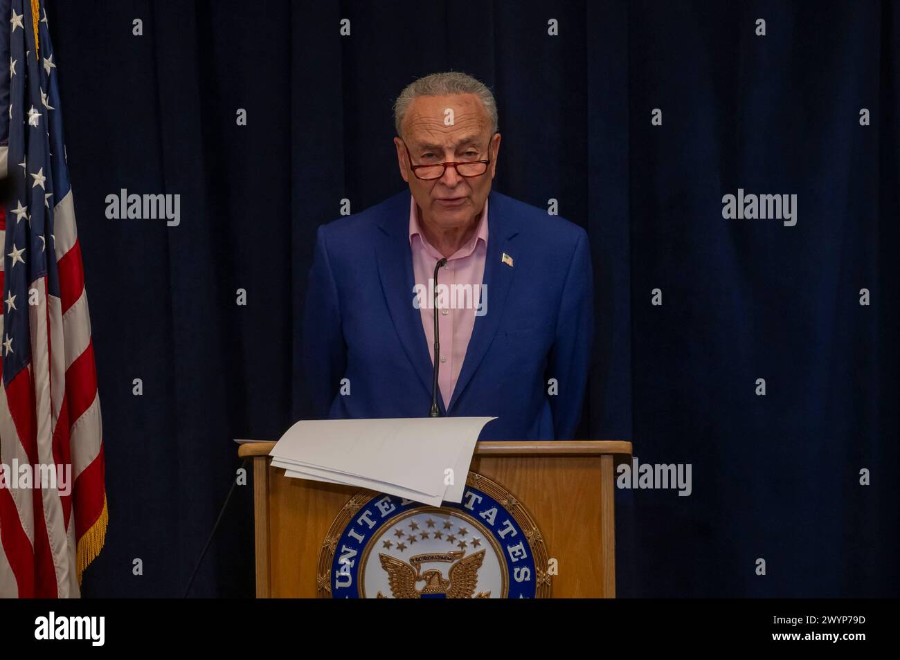 New York, Stati Uniti. 7 aprile 2024. NEW YORK, NEW YORK - APRILE 07: Il leader della maggioranza del Senato, il senatore statunitense Chuck Schumer (D-NY) esprime preoccupazione per il fatto che l'acquisizione pianificata da Capital One di Discover per 35 miliardi di dollari potrebbe causare costi gonfiati, tassi di interesse più elevati, più commissioni e meno concorrenza per gli utenti di carte di credito a New York City e oltre il 7 aprile 2024 a New York City. Crediti: Ron Adar/Alamy Live News Foto Stock