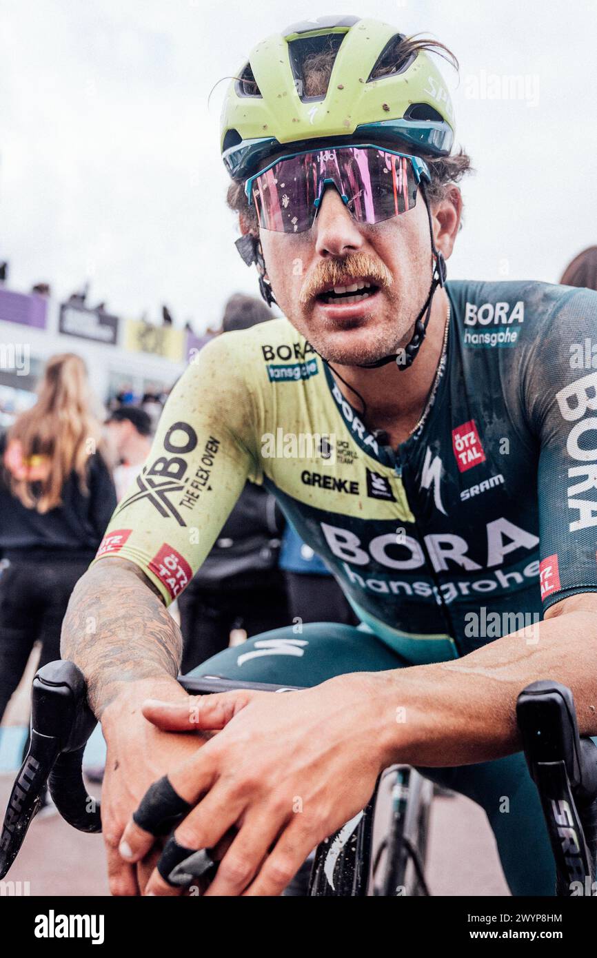 Roubaix, Francia. 8 aprile 2024. Foto di Zac Williams/SWpix.com - 07/04/2024 - Ciclismo - 2024 Paris Roubaix - Sam Welsford, Bora Hansgrohe. Crediti: SWpix/Alamy Live News Foto Stock