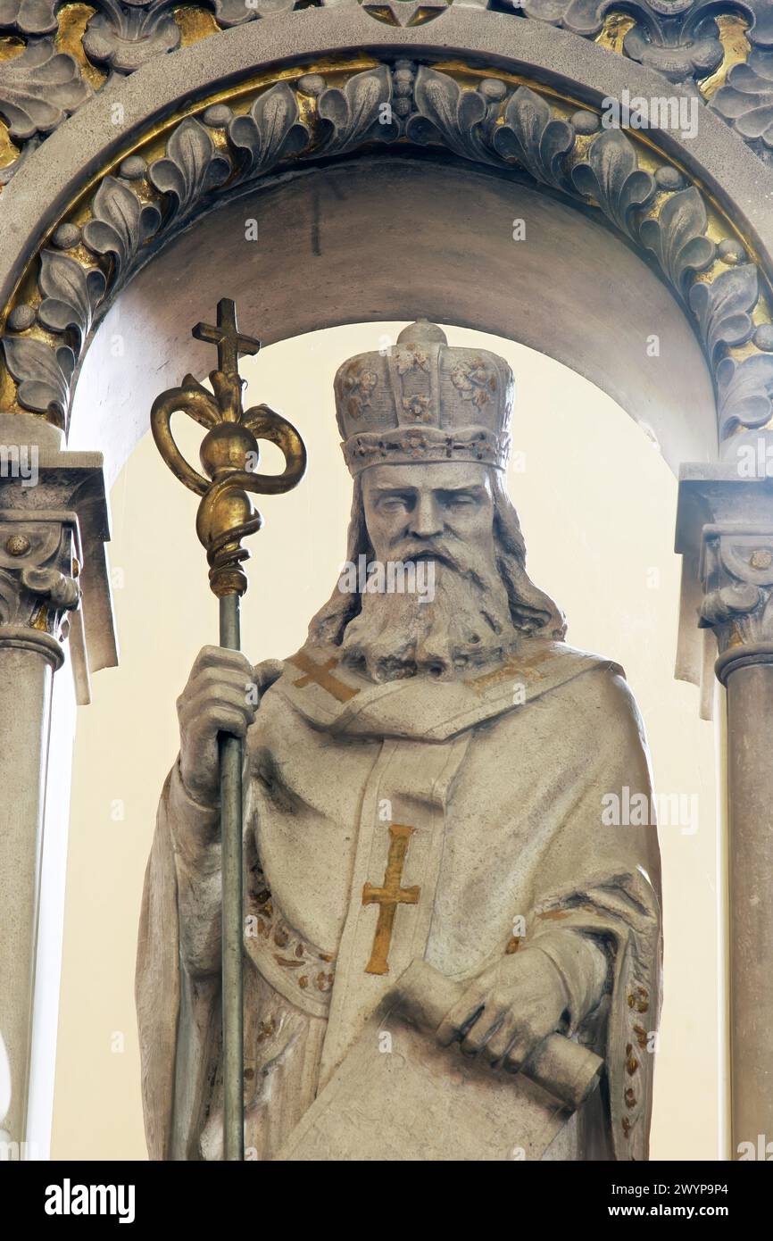 San Metodio, statua sull'altare maggiore nella Chiesa di S.. Maurus l'Abate a Bosiljevo, Croazia Foto Stock